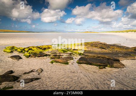 Une image HDR idyllique d'été de la plage de Clachan Sands près de Port Na long, North Uist, Hébrides extérieures, Écosse. 05 août 2024 Banque D'Images