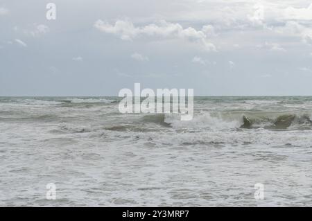 12.09.2024 / Lido di Jesolo, Provinz Venedig, Venetien, obere Adria, Italien / Küste am Mittelmeer, Sandstrand, Meeresstrand, Strandbad, Urlaub, Strandurlaub, Badeurlaub, Sommerurlaub, Ferien am Meer, Blick vom Strand auf das Meer, Sandstrand, Wellen, Meereswellen, Brandung, Meeresbrandung, Bewölkung, Wolken, Adriatief, Mittelmeertief, Tiefdruckgebiet im Mittelmeerraum, Schlechtwetter über der Adria *** 12 09 2024 Lido di Jesolo, Province de Venise, Vénétie, haute mer Adriatique, Italie Côte méditerranéenne, plage de sable, plage de mer, station balnéaire, vacances, vacances à la plage, vacances à la plage, vacances d'été Banque D'Images