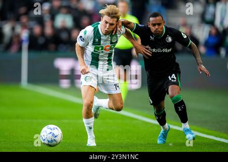 Groningen, pays-Bas. 14 septembre 2024. Groningen - Jorg Schreuders du FC Groningen et Igor Paixao du Feyenoord se battent pour la possession lors de la cinquième manche de la saison Eredivisie 2024/2025. Le match se déroule entre le FC Groningen et Feyenoord à de Euroborg le 14 septembre 2024 à Groningen, aux pays-Bas. Crédit : Box to Box Pictures/Alamy Live News Banque D'Images