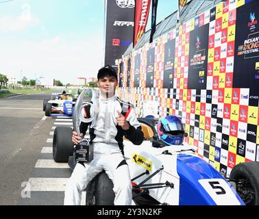 Chennai, INDE. 14 septembre 2024. Jaden Pariat de Bangalore Speedsters célèbre sa victoire dans la course 1 de la troisième ronde du Championnat indien F4 à Chennai, INDE. Crédit : Ranjith Kumar/Alamy Live News. Banque D'Images