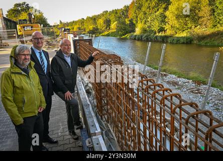 14 septembre 2024, Brandebourg, Guben : Axel Vogel (Alliance 90/les Verts, gauche-droite), ministre de l'environnement du Brandebourg, Dietmar Woidke (SPD), ministre-président du Brandebourg, et Fred Mahro (CDU), maire de Guben, se tiennent sur un chantier de construction d'un mur inondable sur la frontière germano-polonaise Neisse. Le centre d’alerte aux inondations de l’Office d’Etat pour l’environnement (LfU) a émis des alertes aux inondations pour la Neisse Lusatienne et pour l’Oder et l’Elbe (district Elbe-Elster). Les prévisions actuelles indiquent des inondations considérables sur l'Elbe et l'Oder. Une augmentation significative des niveaux d'eau est également exp Banque D'Images