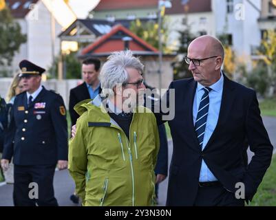 14 septembre 2024, Brandebourg, Guben : Axel Vogel (Alliance 90/les Verts, l), ministre de l'environnement du Brandebourg, et Dietmar Woidke (SPD), ministre-président du Brandebourg, se rendent à leurs véhicules après avoir inspecté un chantier de construction d'un mur inondable sur la frontière germano-polonaise Neisse. Le centre d’alerte aux inondations de l’Office d’Etat pour l’environnement (LfU) a émis des alertes aux inondations pour la Neisse Lusatienne et pour l’Oder et l’Elbe (district Elbe-Elster). Les prévisions actuelles indiquent des inondations considérables sur l'Elbe et l'Oder. Une hausse significative des niveaux d'eau est également attendue Banque D'Images