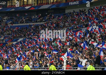 Lyon, France. 09th Sep, 2024. Les fans et supporters de France avec des drapeaux photographiés lors d'un match de football entre les équipes nationales de France, appelées les bleus et de Belgique, ont appelé les Diables rouges dans le deuxième match du groupe A2 de l'UEFA Nations League, le vendredi 9 septembre 2024 à Lyon, France . Crédit : Sportpix/Alamy Live News Banque D'Images