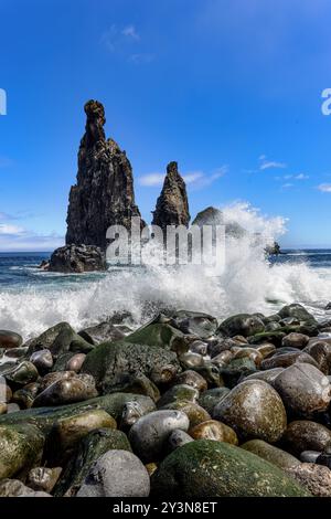 Les vagues se brisent à Ilheus da Janela, formations rocheuses de forme bizarre sur la côte norht de Madère, Portugal. Banque D'Images