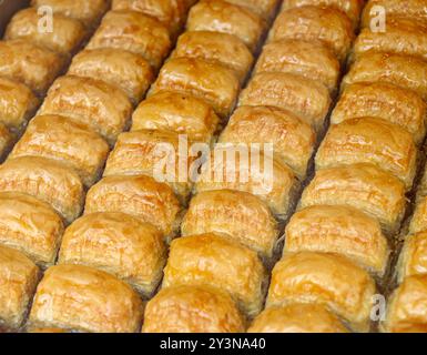 Assiette Baklava empilée dessert. Délicatesse baklawa turque plein cadre Banque D'Images