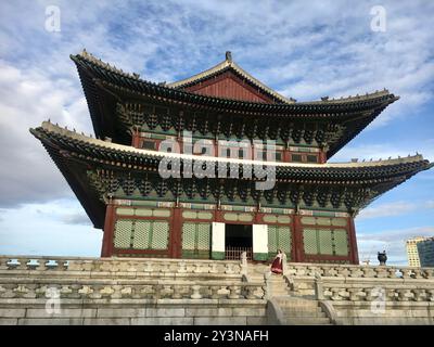 Séoul, Corée du Sud - 11 septembre 2019 : femme habillée en Hanbok posant dans le palais traditionnel de Gyeongbokgung à Séoul avec Blue Sky Banque D'Images