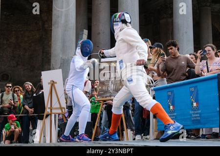 Roma, Italie. 14 septembre 2024. Manifazione sportiva Marathon d'escrime in ROM, XIV edizione de 'A fil di Spada' Memorial Enzo Musumeci Greco, tenutasi in Piazza della Rotonda (Panthéon) a Roma, Sabato 14 Settembre 2024 (foto Mauro Scrobogna /LaPresse) L'événement sportif Marathon d'escrime in ROM, XIV édition du mémorial 'A fil di Spada' Enzo MusumGreco, organisé à Piazza della Rotonda (Panthonda (Rome/LaPresse), samedi 14 septembre 2024 photo Live Scroboo/LaPresse) Banque D'Images