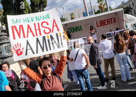 Roma, Italie. 14 septembre 2024. Manifestement azione indetta per ricordare i due anni dall'inizio delle proteste duramente represse in Iran succvamente alla morte della giovane Mahasa Amini il 13 settembre 2022. Roma, Sabato 14 Settembre 2024 (foto Mauro Scrobogna /LaPresse) la manifestation a appelé à commémorer les deux années qui se sont écoulées depuis le début des manifestations sévèrement réprimées en Iran à la suite de la mort du jeune Mahasa Amini le 13 septembre 2022. Rome, samedi 14 septembre 2024 (photo de Mauro Scrobogna/LaPresse) crédit : LaPresse/Alamy Live News Banque D'Images