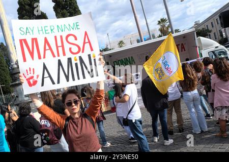 Roma, Italie. 14 septembre 2024. Manifestement azione indetta per ricordare i due anni dall'inizio delle proteste duramente represse in Iran succvamente alla morte della giovane Mahasa Amini il 13 settembre 2022. Roma, Sabato 14 Settembre 2024 (foto Mauro Scrobogna /LaPresse) la manifestation a appelé à commémorer les deux années qui se sont écoulées depuis le début des manifestations sévèrement réprimées en Iran à la suite de la mort du jeune Mahasa Amini le 13 septembre 2022. Rome, samedi 14 septembre 2024 (photo de Mauro Scrobogna/LaPresse) crédit : LaPresse/Alamy Live News Banque D'Images