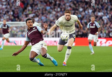 Ollie Watkins d'Aston Villa et Jake O'Brien d'Everton (à droite) se battent pour le ballon lors du premier League match à Villa Park, Birmingham. Date de la photo : samedi 14 septembre 2024. Banque D'Images