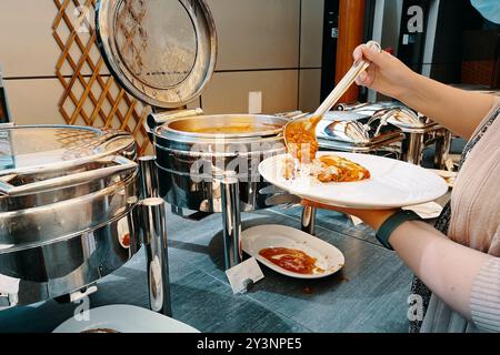 Buffet et beaucoup de nourriture dans l'hôtel Banque D'Images