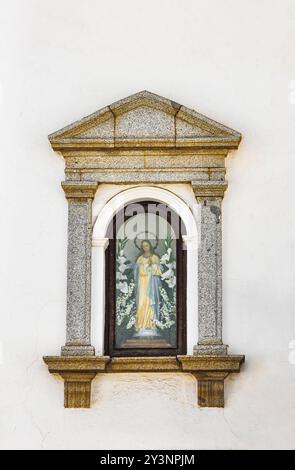 La Vierge Marie debout dans une niche d'une rue de Castuera Banque D'Images