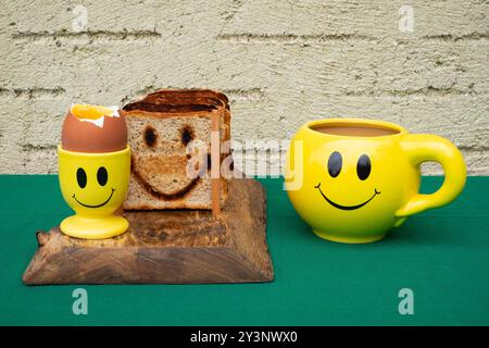 smiley oeuf tasse à café tasse porte-pain table de petit déjeuner Banque D'Images