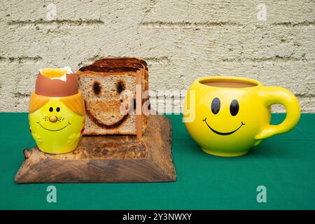 smiley oeuf tasse à café tasse porte-pain table de petit déjeuner Banque D'Images