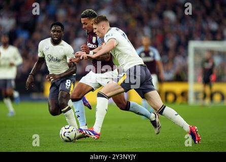 Morgan Rogers d'Aston Villa et Jake O'Brien d'Everton (à droite) se battent pour le ballon lors du premier League match à Villa Park, Birmingham. Date de la photo : samedi 14 septembre 2024. Banque D'Images