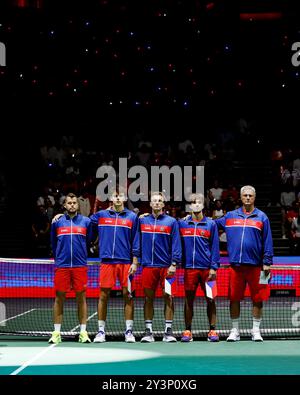 De gauche à droite, les joueurs de tennis tchèques Adam Pavlasek, Jakub Mensik, Jiri Lehecka, Tomas Machac, le capitaine Jaroslav Navratil posent pour la photo de l'équipe avant le 202 Banque D'Images