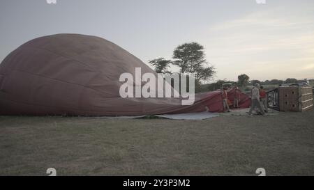 Ouvriers préparant des ballons à Dawn pour des ballons au-dessus de Bagan dans Early Morning Light Banque D'Images