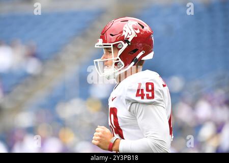 Seattle, WA, États-Unis. 14 septembre 2024. Les Cougars de l'État de Washington placent le kicker Dean Janikowski (49) avant le match de football de la NCAA entre les Huskies de Washington et les Cougars de l'État de Washington à Seattle, WA. Steve Faber/CSM/Alamy Live News Banque D'Images