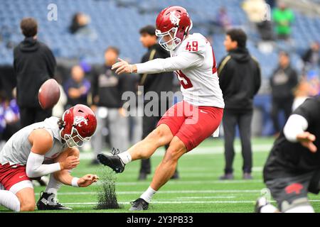 Seattle, WA, États-Unis. 14 septembre 2024. Dean Janikowski (49 ans), qui s'échauffe avant le match de football de la NCAA entre les Huskies de Washington et les Cougars de Washington à Seattle, WA. Steve Faber/CSM/Alamy Live News Banque D'Images