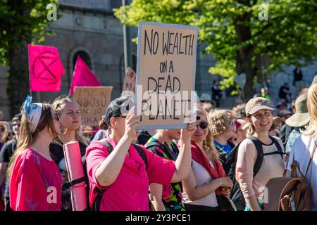 Pas de richesse sur une planète morte. Manifestant tenant une pancarte lors de la manifestation climatique alerte tempête d'extinction Rebellion Finland à Helsinki, Finlande. Banque D'Images