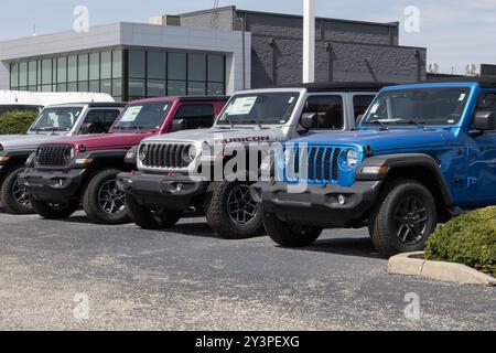 Indianapolis - 12 septembre 2024 : Jeep Wrangler exposé dans un concessionnaire. Jeep propose le Wrangler en Rubicon, Sahara, Sport et 4xe. MY:2024 Banque D'Images