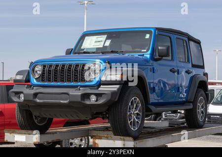 Indianapolis - 12 septembre 2024 : Jeep Wrangler 4 portes Sport 4X4 exposé chez un concessionnaire. Jeep offre le Wrangler avec un moteur V6 VVT de 3,6 L. MY:2024 Banque D'Images