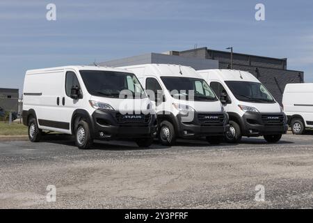 Indianapolis - 12 septembre 2024 : les Ram ProMaster 2500 et 3500 sont exposés chez un concessionnaire. RAM propose les ProMaster 2500 et 3500 avec toit haut ou bas L. Banque D'Images