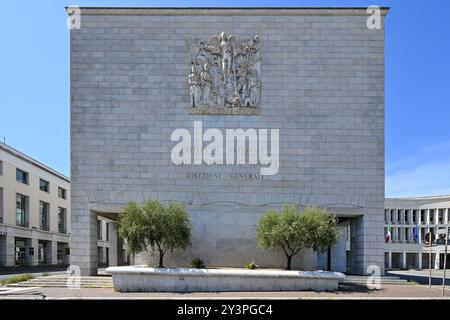 Rome, Italie - 3 septembre 2023 : bâtiments de l'INPS, également connus sous le nom de bâtiments de la sécurité sociale et de l'assurance, dans le quartier EUR de Rome, Italie. Banque D'Images