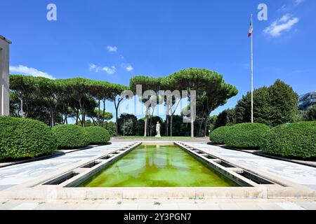 Palazzo degli Uffici et fontaine dans le quartier EUR à Rome, Italie. Banque D'Images