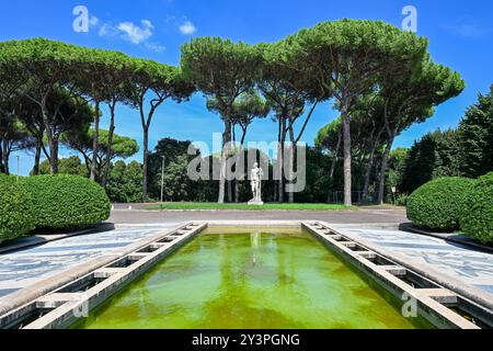 Palazzo degli Uffici et fontaine dans le quartier EUR à Rome, Italie. Banque D'Images