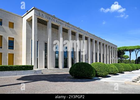 Palazzo degli Uffici et fontaine dans le quartier EUR à Rome, Italie. Inscription 'la troisième Rome s'étend sur d'autres collines le long des rives du sacr Banque D'Images