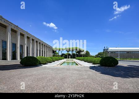 Palazzo degli Uffici et fontaine dans le quartier EUR à Rome, Italie. Banque D'Images