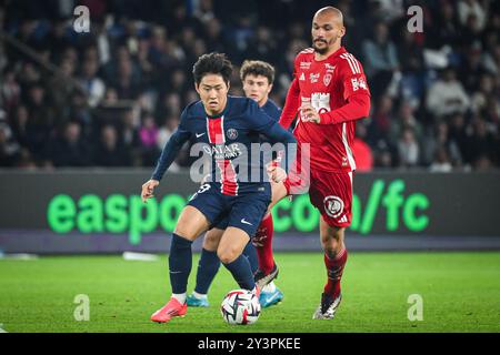 Paris, France. 14 septembre 2024. Lee Kang-IN du PSG et Ludovic AJORQUE de Brest lors du match de championnat de France de Ligue 1 entre le Paris Saint-Germain (PSG) et le stade Brestois (Brest) le 14 septembre 2024 au stade Parc des Princes à Paris, France - photo Matthieu Mirville/DPPI crédit : DPPI Media/Alamy Live News Banque D'Images