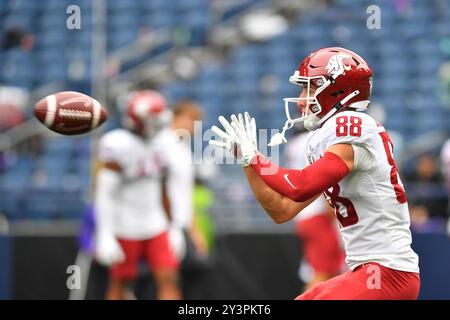 Seattle, WA, États-Unis. 14 septembre 2024. Mason Juergens (88), receveur des Cougars de l'État de Washington, se réchauffe avant le match de football de la NCAA entre les Huskies de Washington et les Cougars de l'État de Washington à Seattle, WA. Steve Faber/CSM/Alamy Live News Banque D'Images