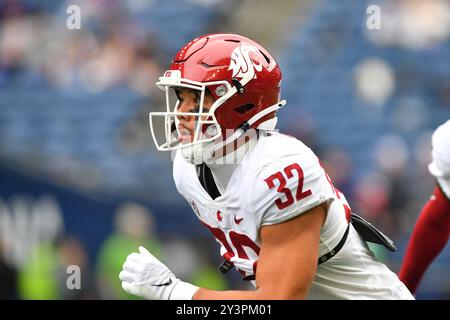 Seattle, WA, États-Unis. 14 septembre 2024. Les Cougars de l'État de Washington défendent Tanner Moku (32) avant le match de football de la NCAA entre les Huskies de Washington et les Cougars de l'État de Washington à Seattle, WA. Steve Faber/CSM/Alamy Live News Banque D'Images