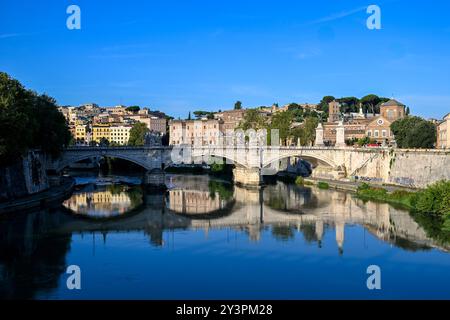 Pont Ponte Vittorio Emanuele II reflété dans le Tibre à Rome, Italie Banque D'Images