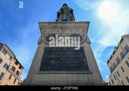 Campo de' Fiori à Rome, Italie. (L'inscription traduit : '9 juin 1869 à Bruno - de l'âge qu'il divina - ici où le feu brûlait'). Banque D'Images