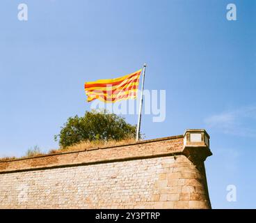 Drapeau de Catalogne survole Montjuic, Château de Montjuïc, Barcelone, Espagne, Europe. Banque D'Images