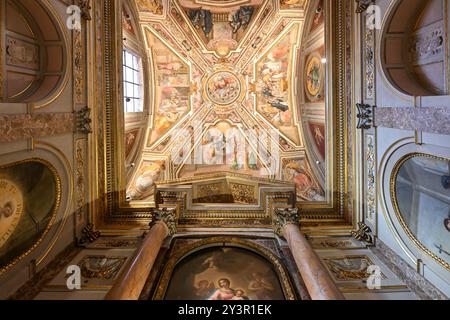 Rome, Italie - Sep 1, 2023 : vue intérieure de la Basilique de nouveaux Augustine in Campo Marzio, Rome, Italie (Basilica di Sant'Agostino in Campo Marzio), Rome, Banque D'Images