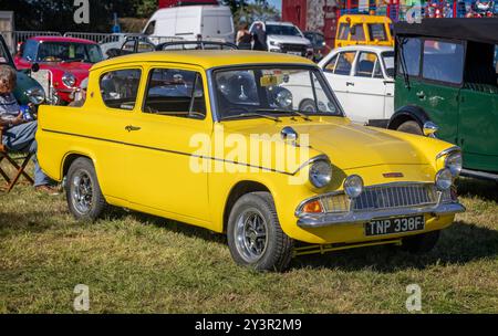 Gros plan d'une Ford Anglia vintage jaune vif exposée au Frome Cheese Show, Somerset, Royaume-Uni le 14 septembre 2024 Banque D'Images