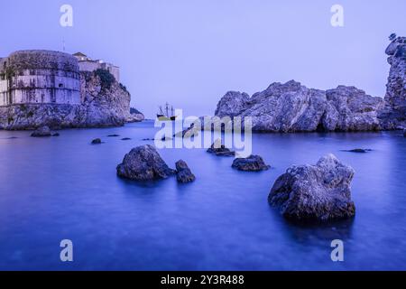 Rochers dans le débarquement du Roi au crépuscule iin Dubrovnik, Croatie Banque D'Images