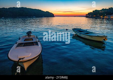 Petits bnoats de pêche dans le port de Cavtat en Croatie au coucher du soleil Banque D'Images