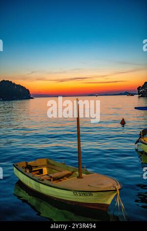 Petits bnoats de pêche dans le port de Cavtat en Croatie au coucher du soleil Banque D'Images