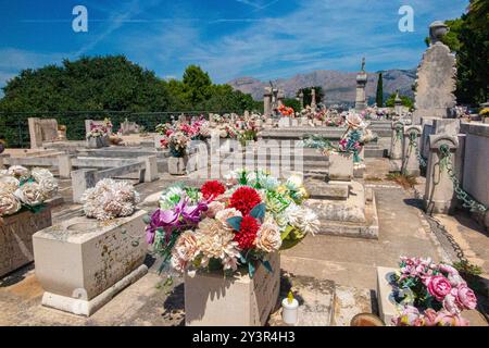 Le mausolée magnifiquement entretenu de la célèbre famille de construction navale Račić à Cavtat, Dalmatie, Croatie Banque D'Images