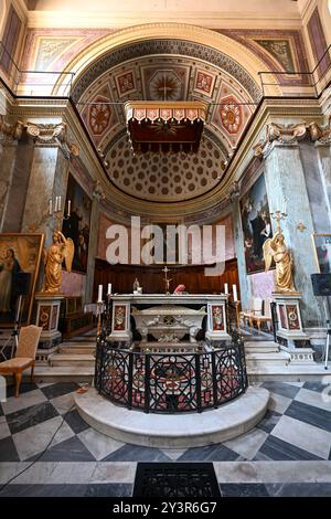 Rome, Italie - 31 août 2023 : intérieur de Chiesa di Sant'Angelo in Pescheria, église de Rome, Italie. Banque D'Images