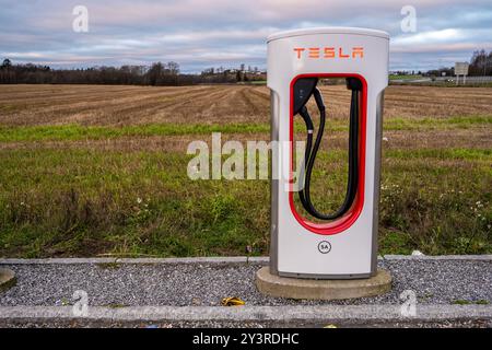 Greåker, Norvège - 19 novembre 2022 : Tesla Supercharger par un champ Banque D'Images