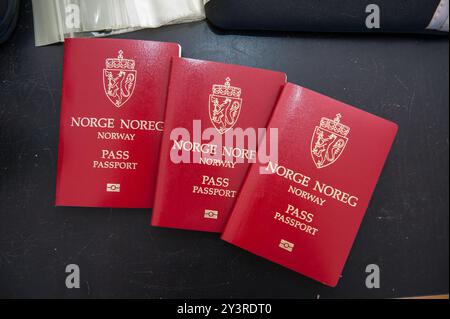 Oslo, Norvège - 18 juillet 2016 : arborer les passeports norvégiens sur une table noire. Banque D'Images