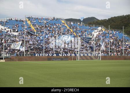 Les fans de Brescia montrent leur soutien lors du match Brescia Calcio vs Frosinone Calcio, 5Â° Serie B BKT 2024-25 au stade Mario Rigamonti à Brescia (BS), Italie, le 14 septembre 2024. Banque D'Images