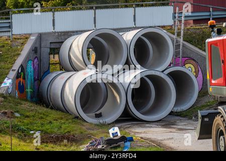 Gothenburg, Suède - septembre 25 2022 : grands éléments de tuyauterie en béton empilés par un passage inférieur Banque D'Images