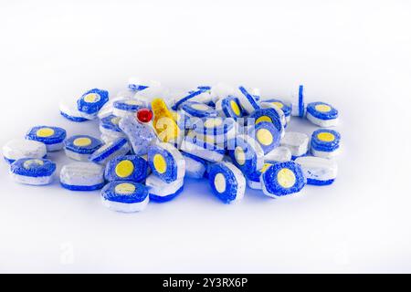 Rangement dans la cuisine, lavage de la vaisselle, produits chimiques pour le lave-vaisselle, capsules deux en un bleues pour le lave-vaisselle Banque D'Images